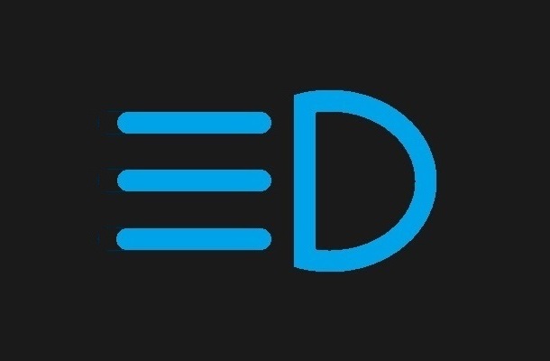 Voyant bleu de fonctionnement sur un tableau de bord