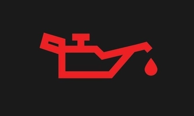 Voyant rouge d’huile moteur sur un tableau de bord